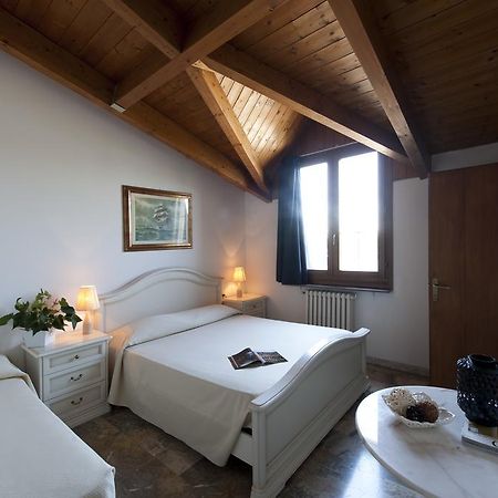 Hotel Caselle سان لاتْسارو دي سافين الغرفة الصورة