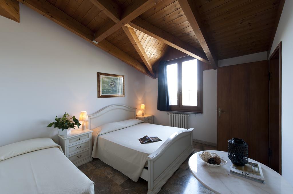 Hotel Caselle سان لاتْسارو دي سافين الغرفة الصورة