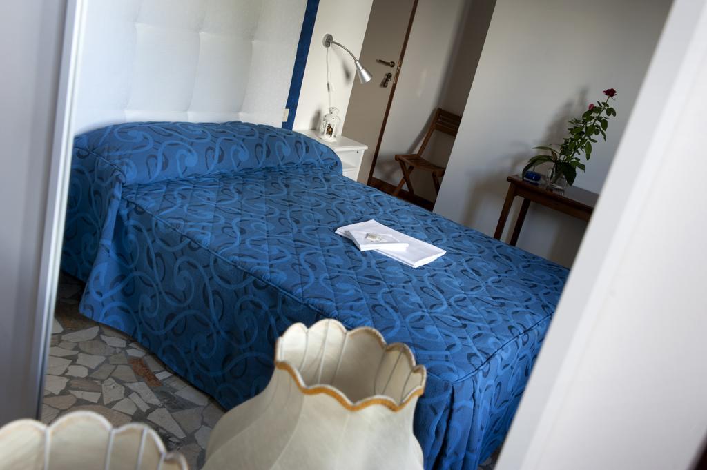 Hotel Caselle سان لاتْسارو دي سافين الغرفة الصورة