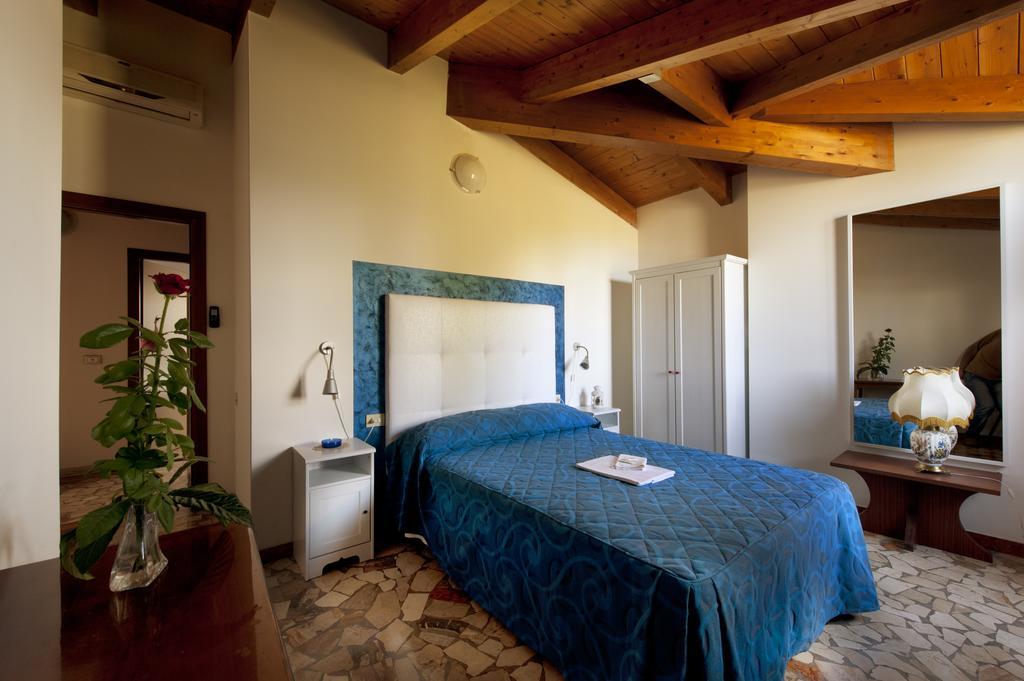 Hotel Caselle سان لاتْسارو دي سافين الغرفة الصورة